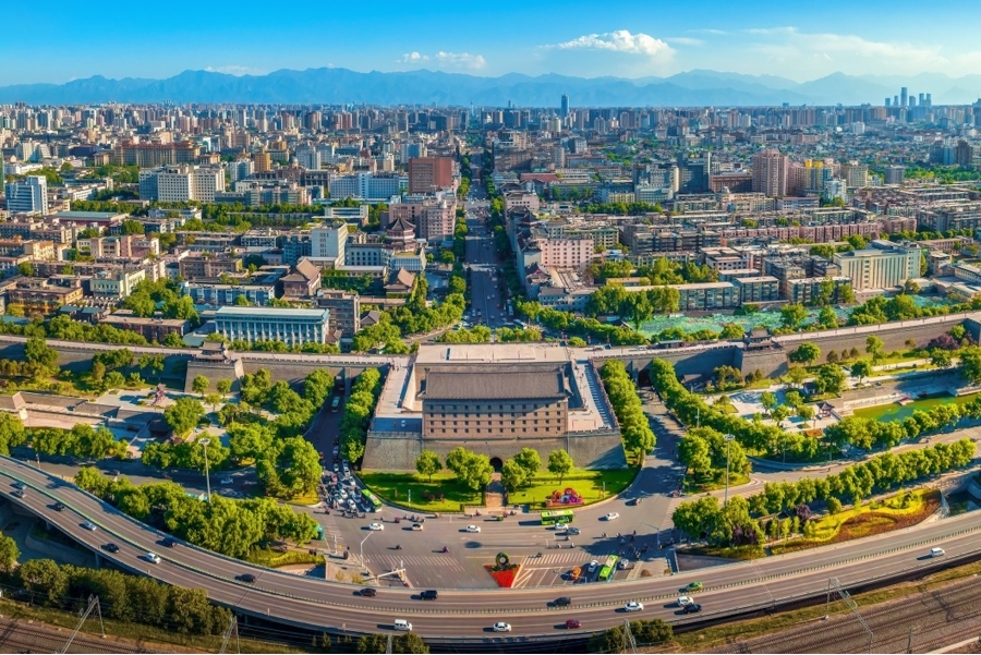 俯瞰西安永宁门，绿意盎然（航拍图）。西安市委宣传部供图