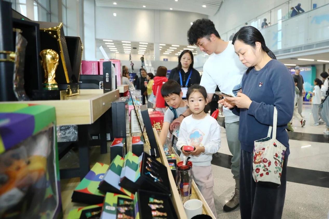 赛场外，“花漾嘉年华”体育博览会上购买产品的市民游客。西安市体育局供图