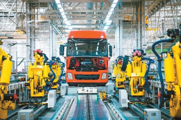 陝汽新能源智能工廠總裝車間總裝線。（記者 竇翊明攝）