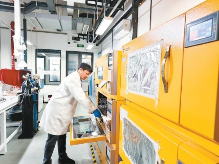 西安交大費強教授在工作中。（首席記者翟小雪 攝）