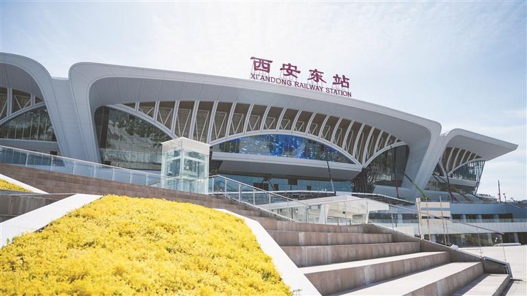 5月11日,西安东站首批站内商业配套招商启动。图为西安东站正门厅一角。