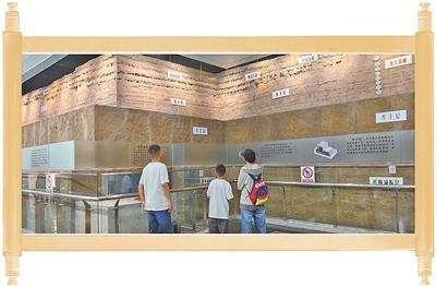 　天津地铁4号线东南角站，市民参观明清天津卫故城东城墙遗址。人民网记者 李 丹摄