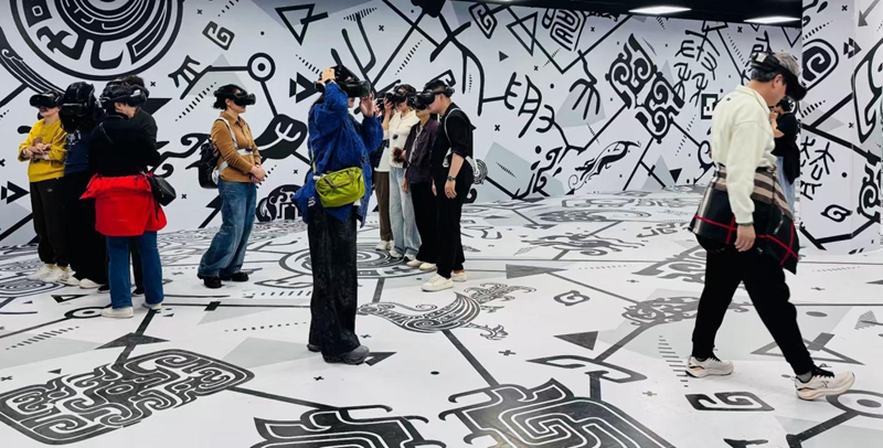 游客體驗《帝國密碼——秦始皇陵》全真XR展。陝文投集團供圖