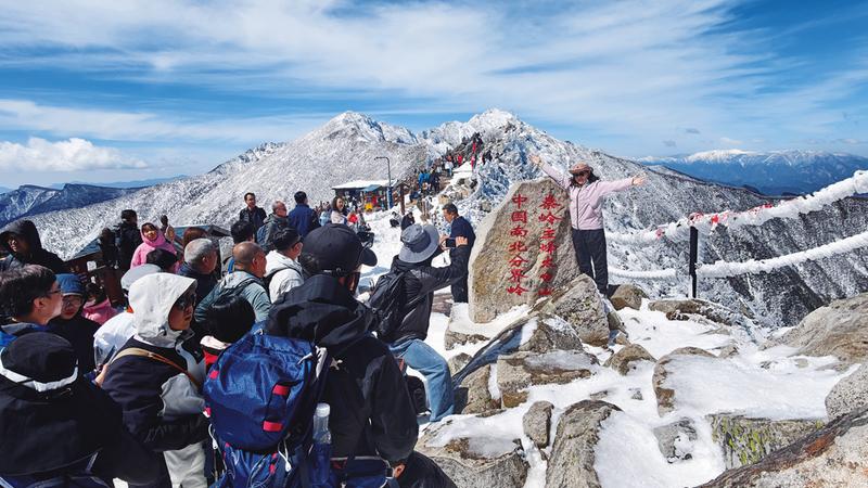 太白山景区重现关中八景中著名的“太白积雪”景观。 谢克强摄