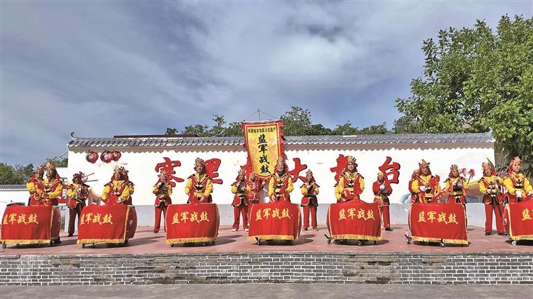 5月11日，永寿县监军街道寨里村广场上，监军战鼓演出正在进行。