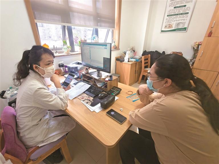 5月6日，陕西省中医医院营养科副主任尹薇（左）与就诊患者沟通治疗方案。 本报记者 侯燕妮摄