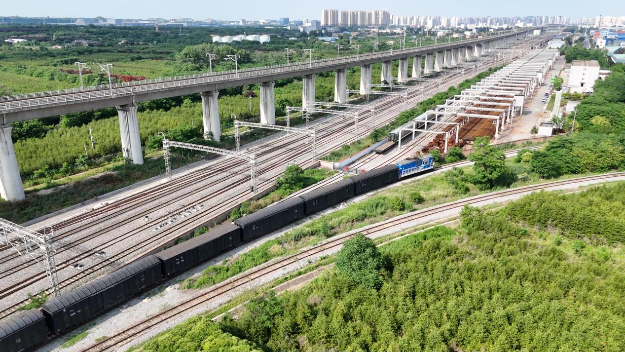 全国首趟专用线整车混装货物城际班列从咸阳茂陵站驶出。杨玥摄