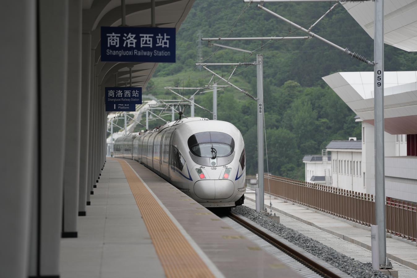 55302次动车组列车沿西十高铁驶入商洛西站。闫竹青摄