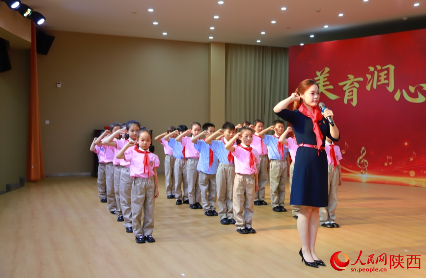 5月30日，西安市纺织城小学举办庆祝“六一”国际儿童节暨一年级入队礼活动，学生们在老师的带领下宣誓。人民网记者 魏鑫摄