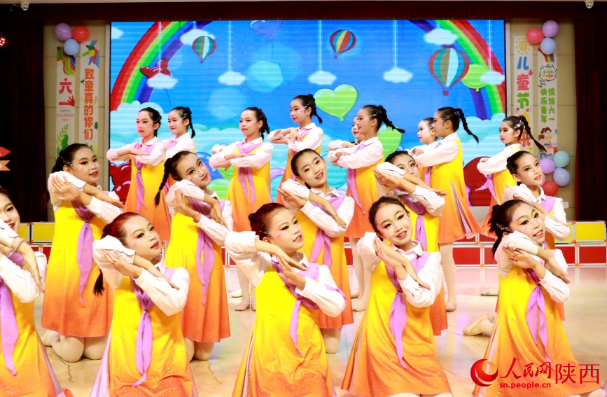 5月27日，西安市雁塔区翠华路小学的孩子们欢庆“六一”。人民网记者 魏鑫摄