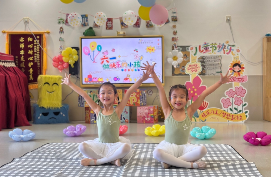 5月28日，西安国际港务区陆港第四幼儿园，孩子们自信登台表演才艺，欢声笑语洋溢在校园里。西安国际港务区供图