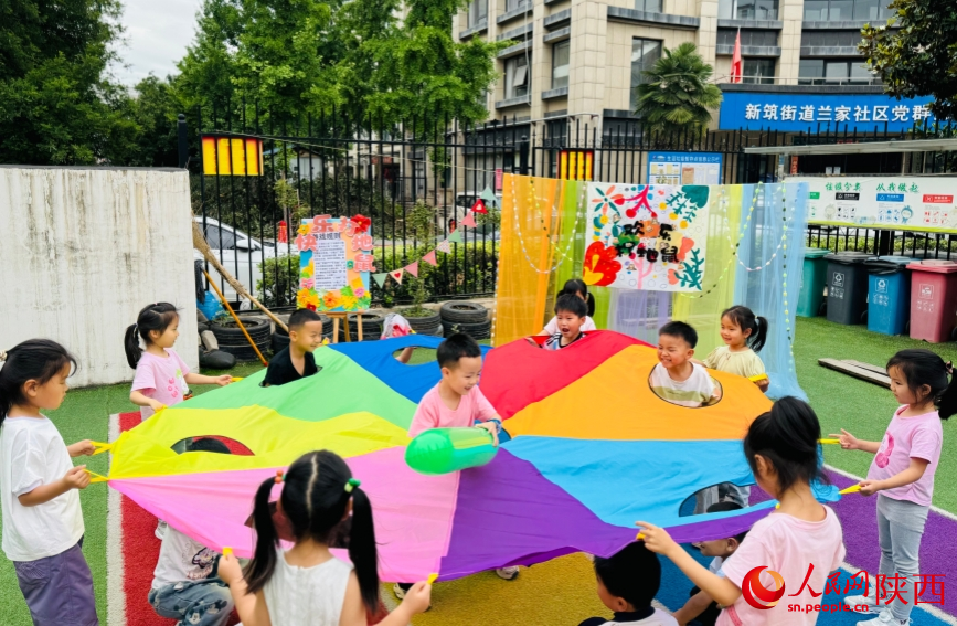 5月29日，西安市新筑新城幼儿园，孩子们在玩“欢乐打地鼠”游戏。人民网记者 魏鑫摄