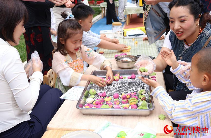 5月28日，西安浐灞国际港第十一幼儿园，亲子互动“捏泥人”。人民网记者 魏鑫摄