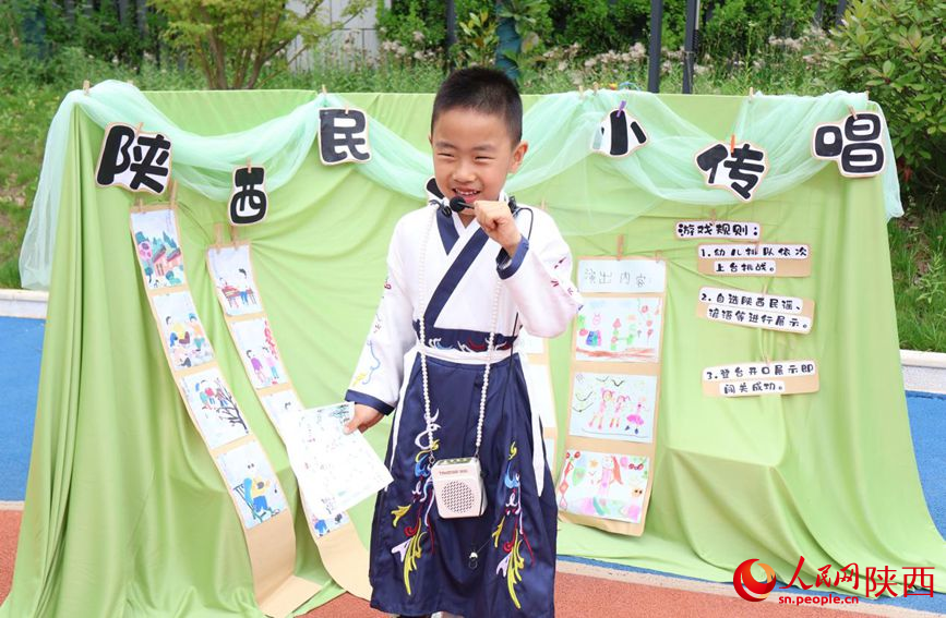 5月28日，西安浐灞国际港第十一幼儿园，身着汉服的小朋友用稚嫩童声传唱陕西方言民谣。人民网记者 魏鑫摄