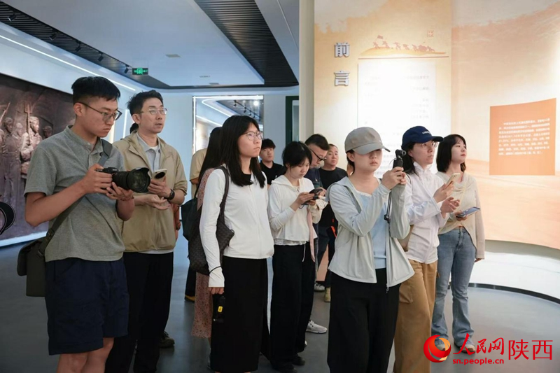 采访团记者在补浪河女子民兵治沙连展览馆参观采访。人民网记者 孙挺摄