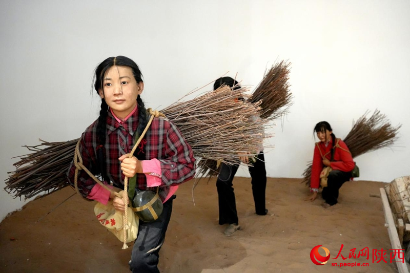 补浪河女子民兵治沙连展览馆中的治沙场景模型。人民网记者 孙挺摄