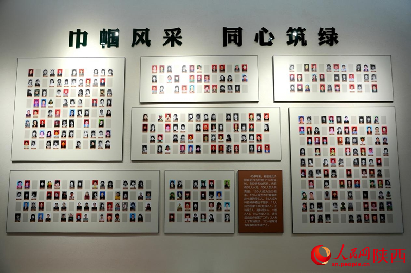 集中展示的400多名治沙女民兵照片。人民网记者 孙挺摄