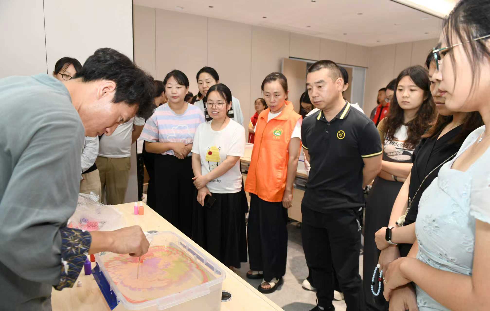 新城区举办“声动新城·六个1+N”活动,邀请曲江艺术博物馆工作人员分享“唐琉彩”工艺。中共西安市委理论讲师团供图