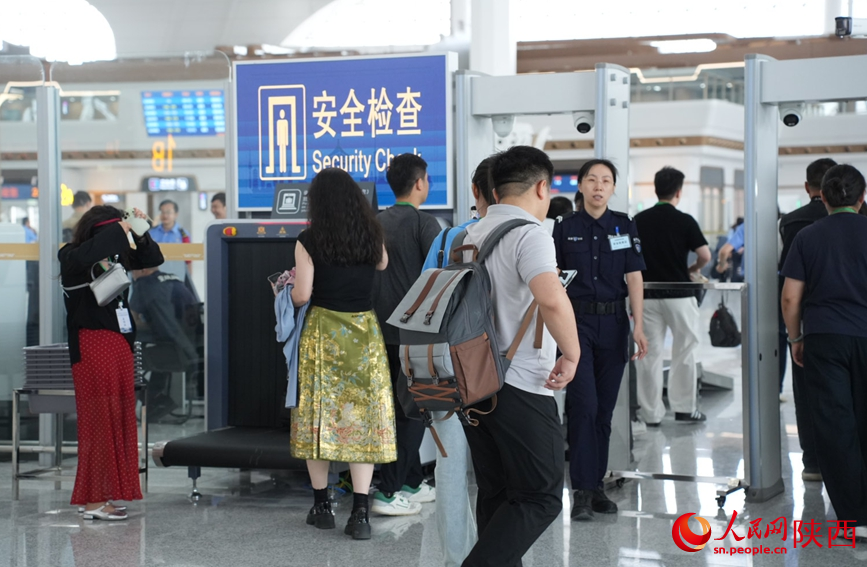 6月30日，西安东站迎来首批旅客。人民网记者 贾凯璐摄