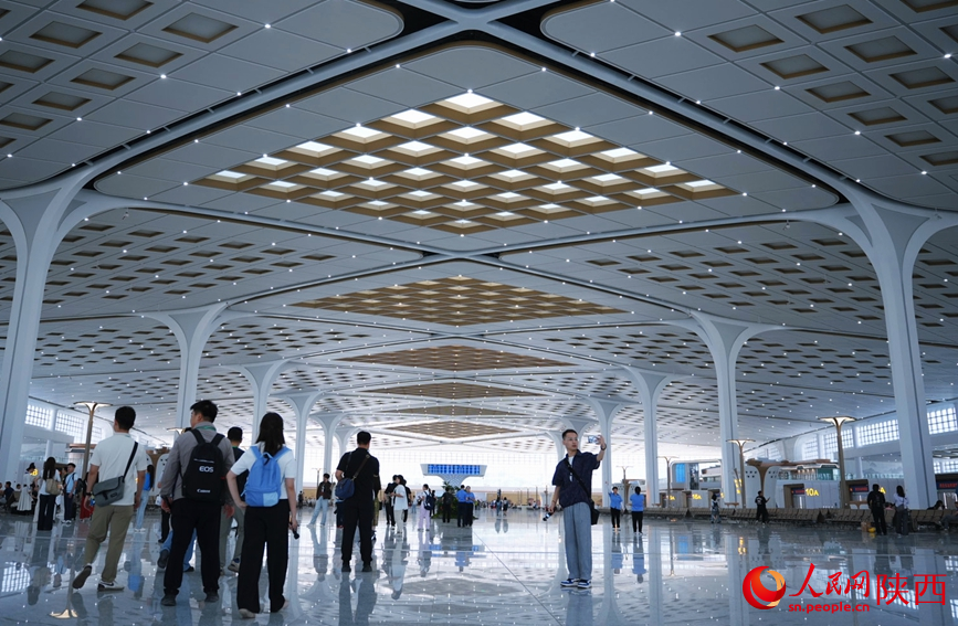 旅客在西安东站内拍照留念。人民网记者 白鸽摄