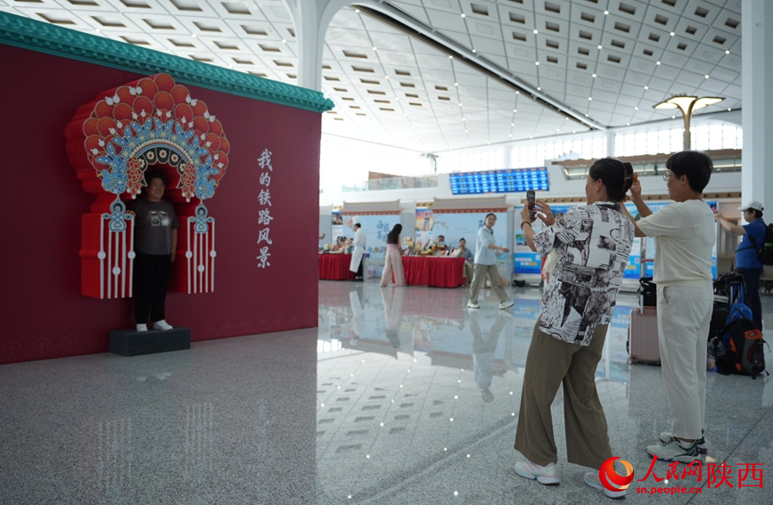 旅客在西安东站拍照留念。人民网记者 贾凯璐摄