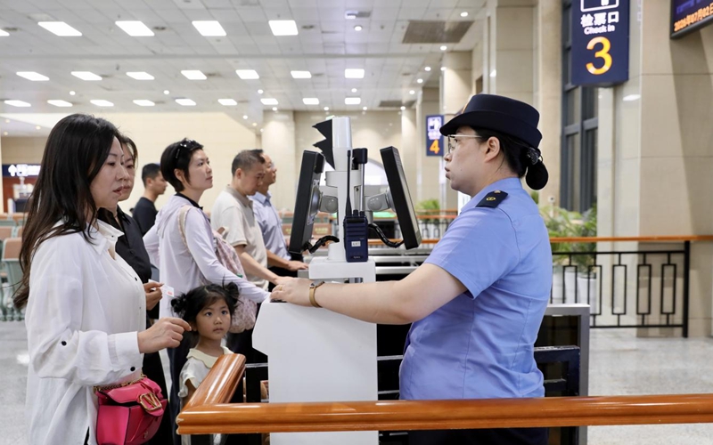 旅客正在检票进站。路兆吉摄