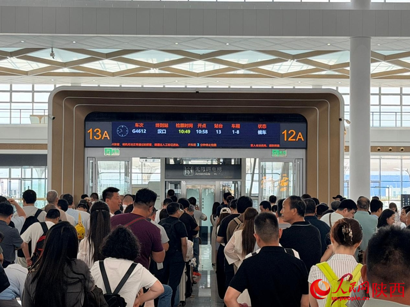 旅客们等候进站。人民网记者 贾凯璐摄