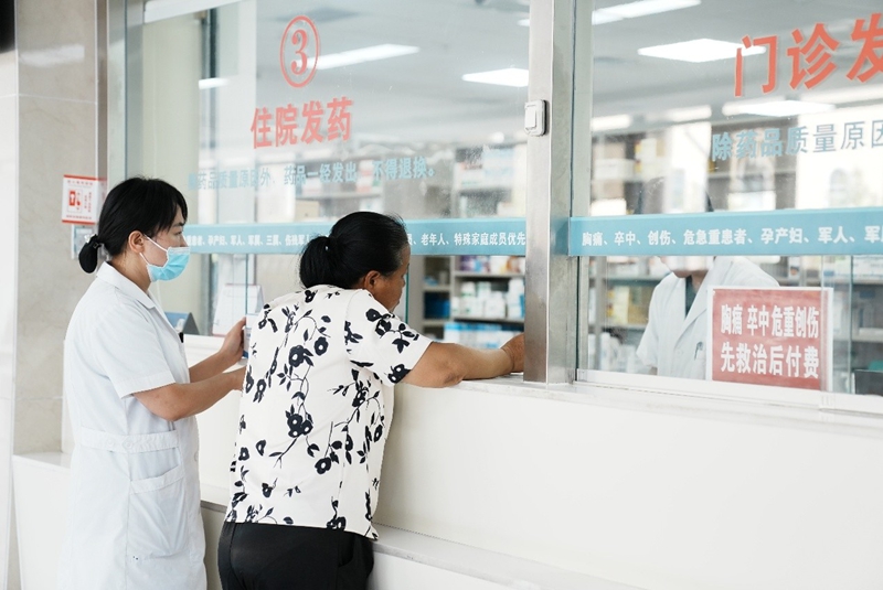 群众在吴堡县医院发药窗口取药。张荩文摄