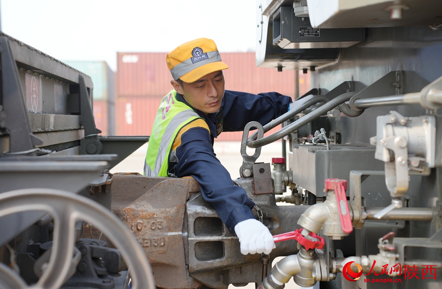 7月16日，工作人员正在进行车辆连结作业。人民网记者 贾凯璐摄