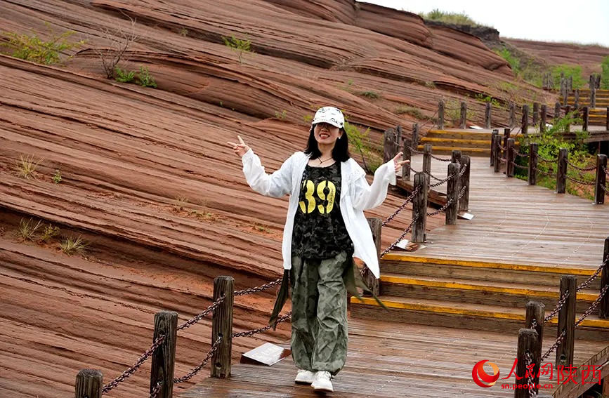 丹霞美景吸引游客打卡拍照。人民网记者 孙挺摄