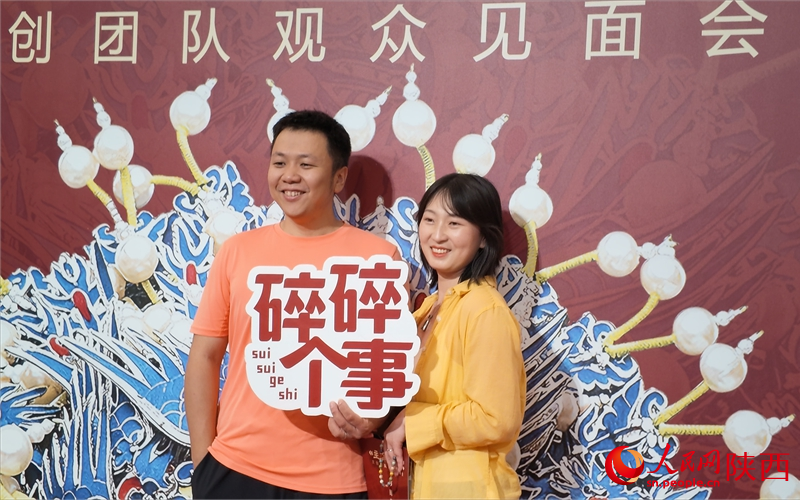 观众在展板前拍照留念。人民网记者 白鸽摄