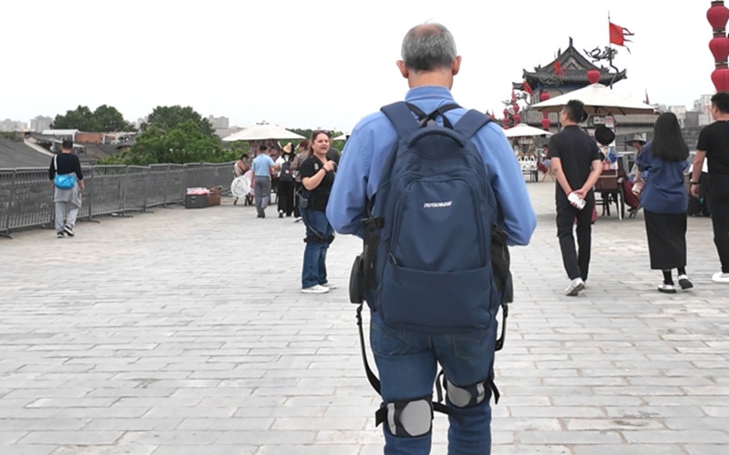 外国游客体验穿戴外骨骼机器人逛城墙。西安城墙管委会供图