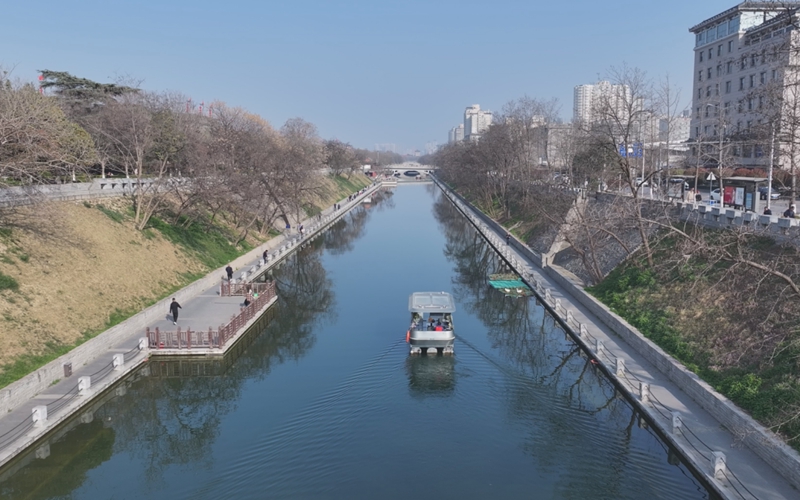 护城河上的无人智能游船,游客可在船上“围炉煮茶”。西安城墙管委会供图