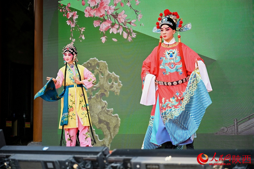 秦腔《花亭相会》表演。人民网 王丽摄