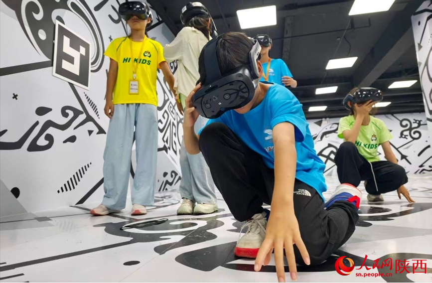 小朋友体验《帝国密码——秦始皇陵》全真XR体验项目。人民网记者 孙挺摄