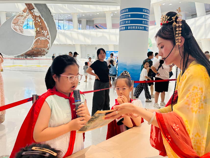 游客小朋友互动体验。西安浐灞国际港供图