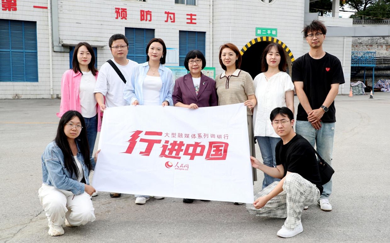 调研采访团在黄陵矿业一号煤矿。人民网 高一晨摄