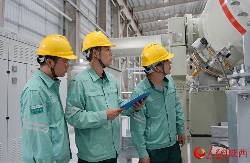 工程师正在750千伏GIS设备室巡检。人民网记者 贾凯璐摄