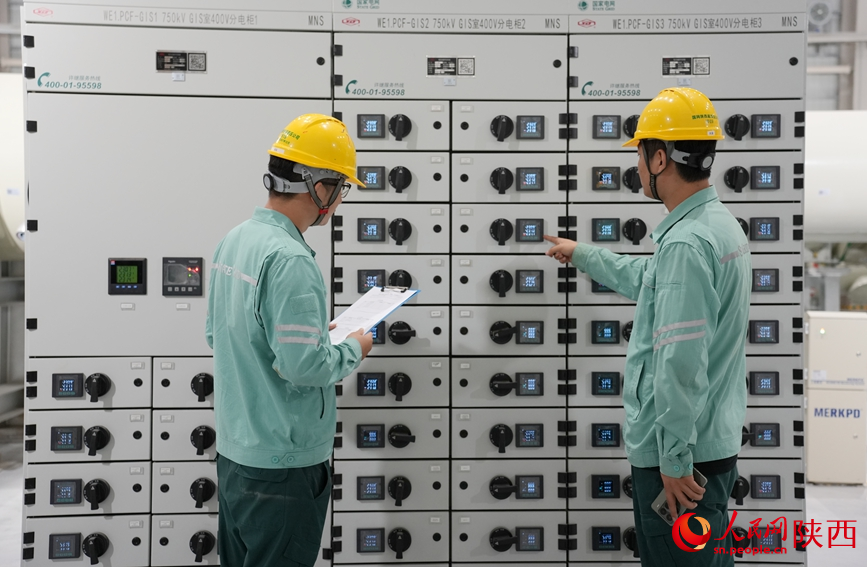 工程师正在检查电压情况。人民网记者 贾凯璐