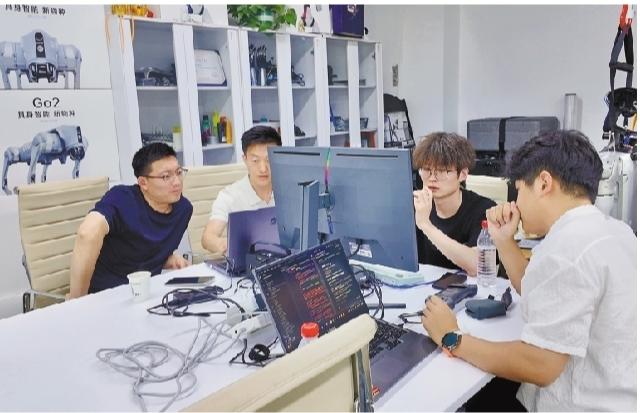 6月29日,西安工业大学学生在陕西天捷创科智能科技有限公司开展科研项目实践(资料照片)。 记者 陈绮珠摄