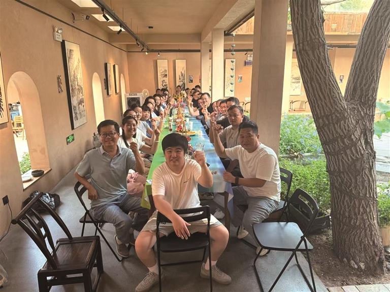依托改造后的院落，各類研學與團建活動火熱開展。圖為游客在“花見·禾山”小院開展團建活動（資料照片）。 受訪者供圖