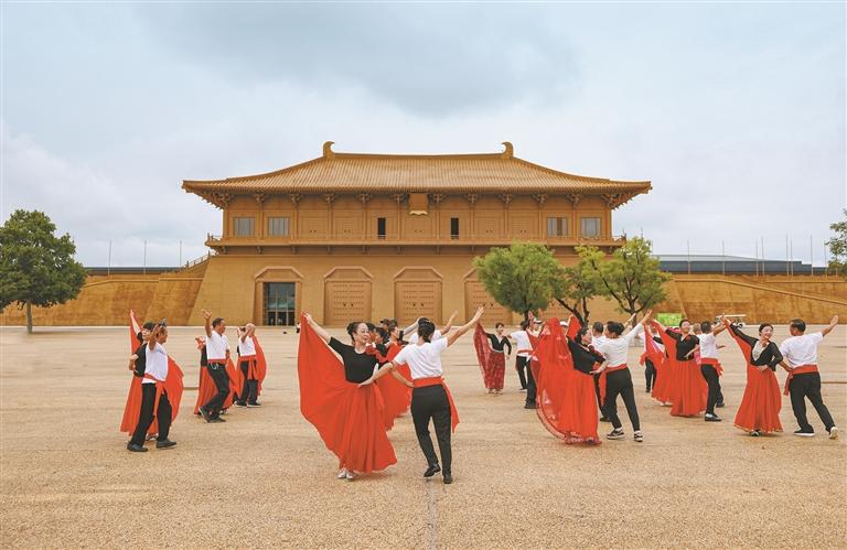 8月4日，群眾在西安大明宮國家遺址公園跳廣場舞。 記者 王熙攝