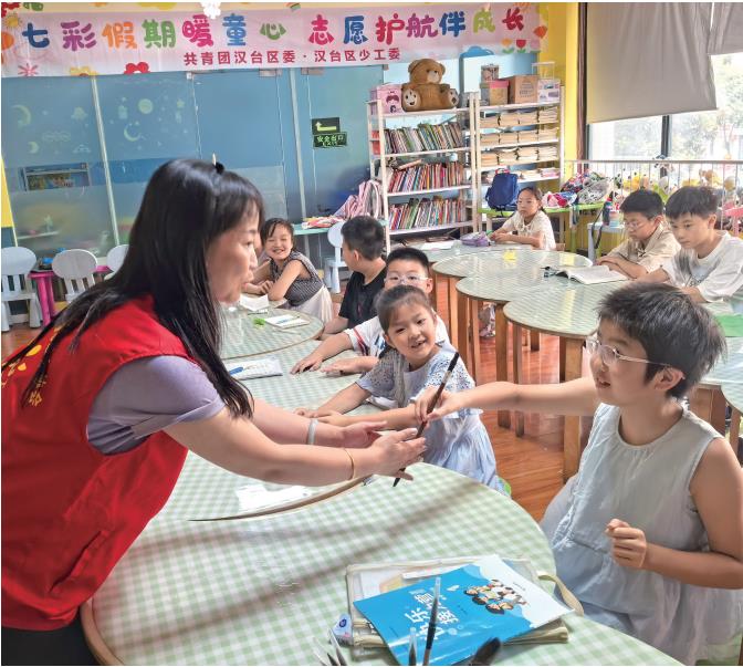7月28日，漢台區陽光兒童志願者協會會長張惠給小朋友們上軟筆書法課。 記者 楊露雅攝