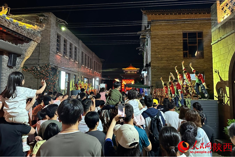 《延安十三年》演出现场，观众跟着演员移步换景。人民网记者 李志强摄