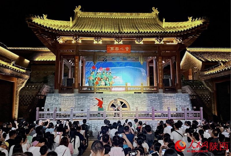 《延安十三年》演出现场，观众用手机拍照记录。人民网记者 李志强摄