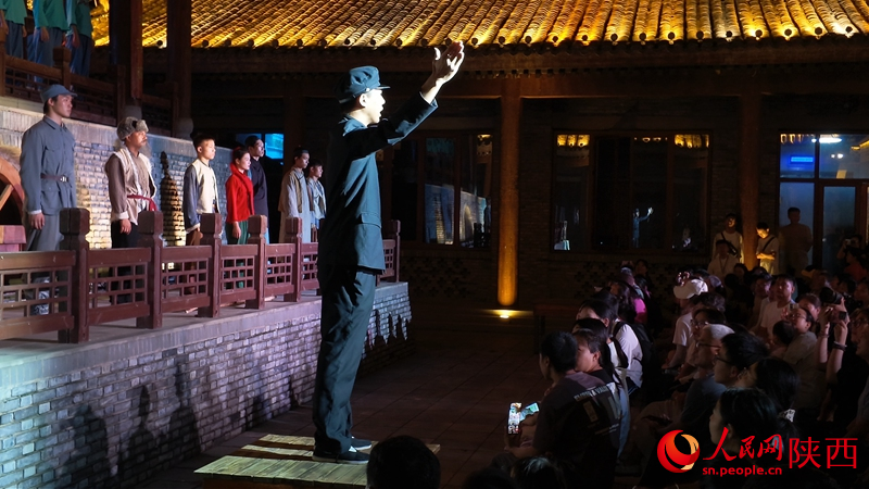 演员与观众近距离互动。人民网记者 白鸽摄