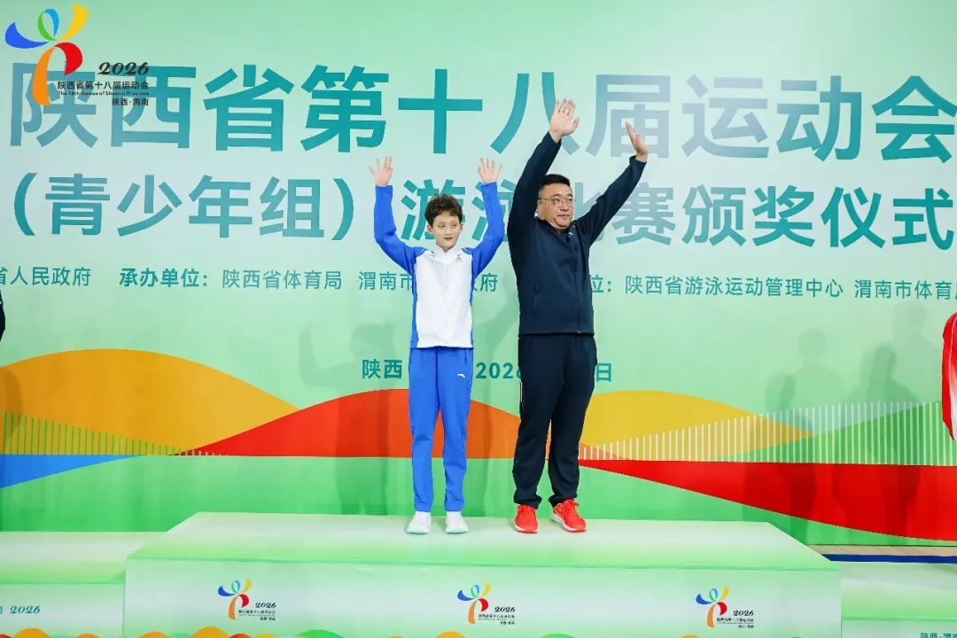 吴美璇(左)和教练郭翼。西安市体育局供图
