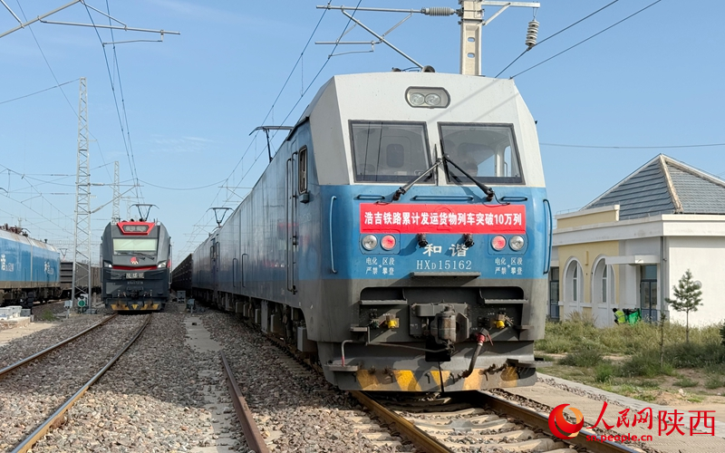 71451次货物列车从陕西省靖边东站驶出。人民网记者 贾凯璐摄