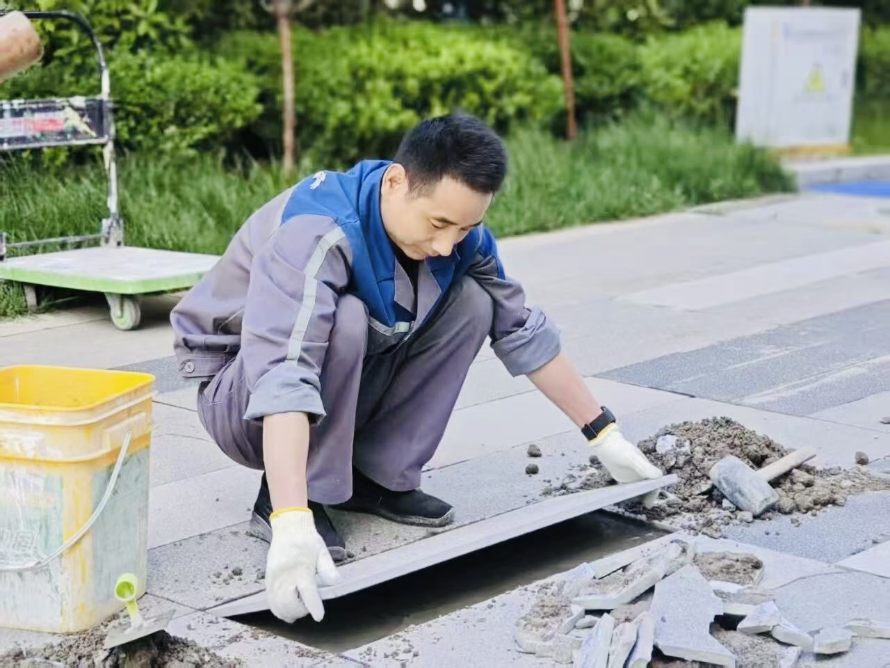修补路面。未央区委宣传部供图