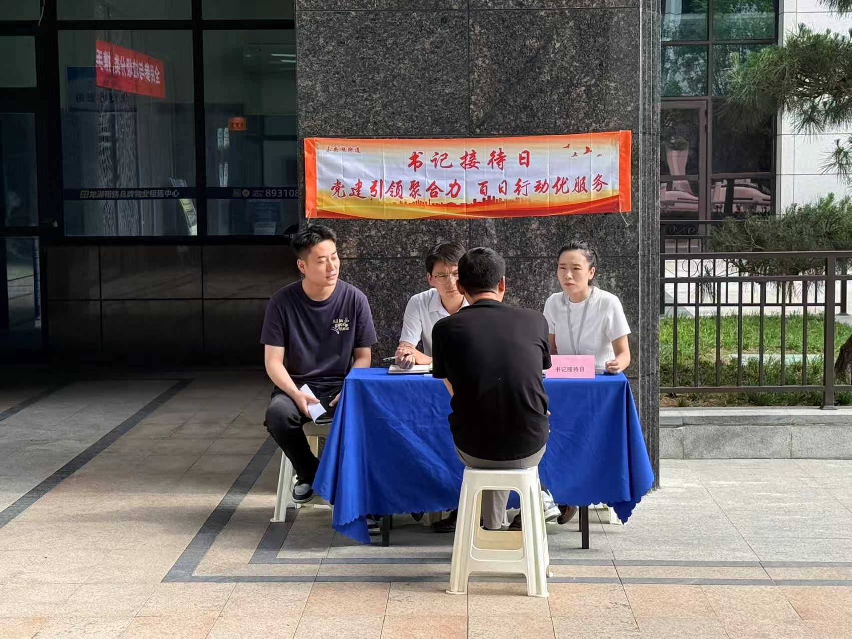 小区门口接待群众。未央区委宣传部供图